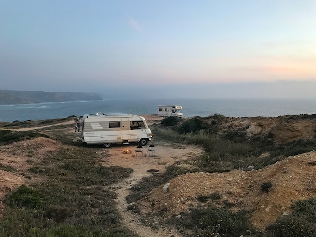 RVs estacionados en terrenos para acampar con vista al mar
